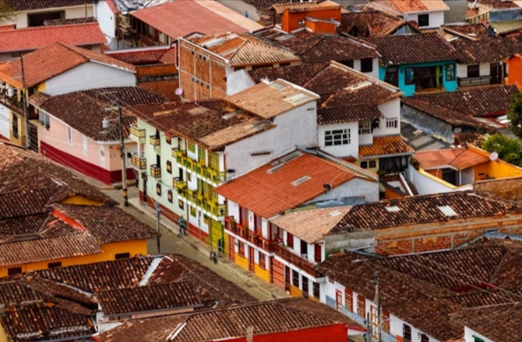 Juntos Seguros vs. Traditional Insurance